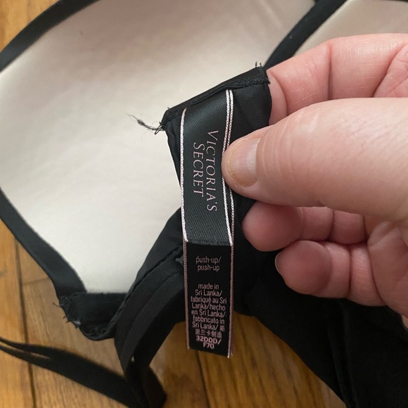 Victoria's Secret Black Lined Push Up Bra Rear Clasp Size 32DDD 32F - Picture 3 of 3